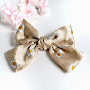 Satin Daisy Bow, Creme